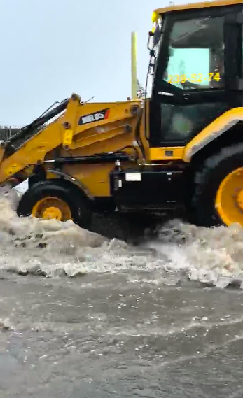 Фото Мощный ураган обрушился на Новосибирск. ОНЛАЙН 7 - Сиб.ФМ Фото Мощный ураган обрушился на Новосибирск. ОНЛАЙН 7
